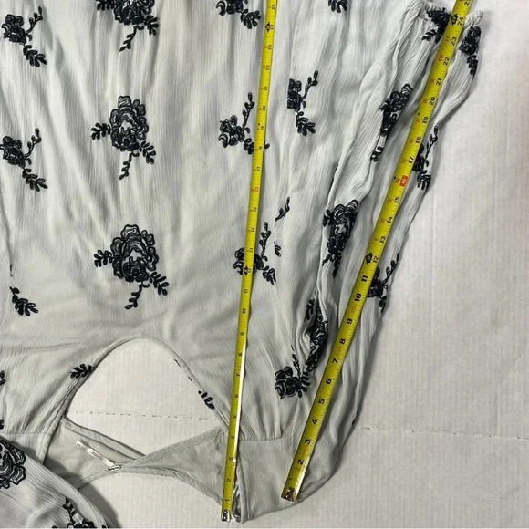 Free People Long Sleeve Austin Tunic Dress. Size
Medium. Grey green blue floral - Picture 12 of 14